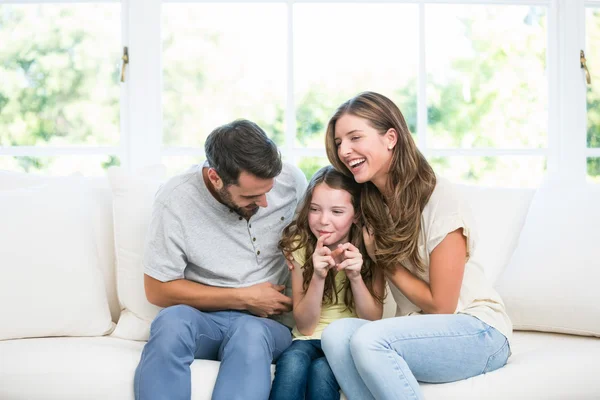 Föräldrar med dotter på soffa — Stockfoto