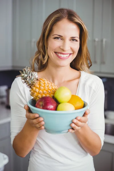 Жінка тримає фруктову миску — стокове фото