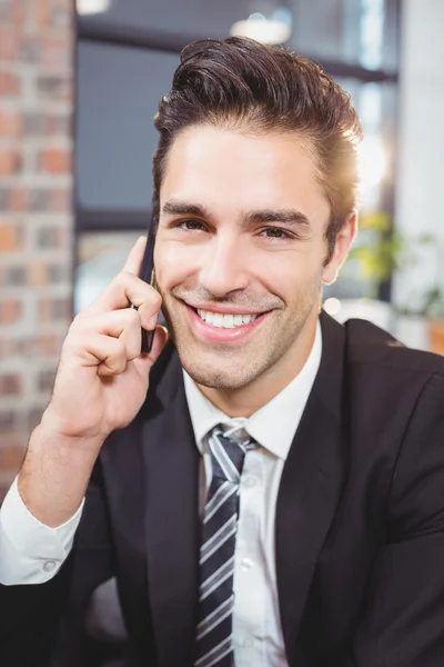 Uomo d'affari che parla sul cellulare — Foto Stock