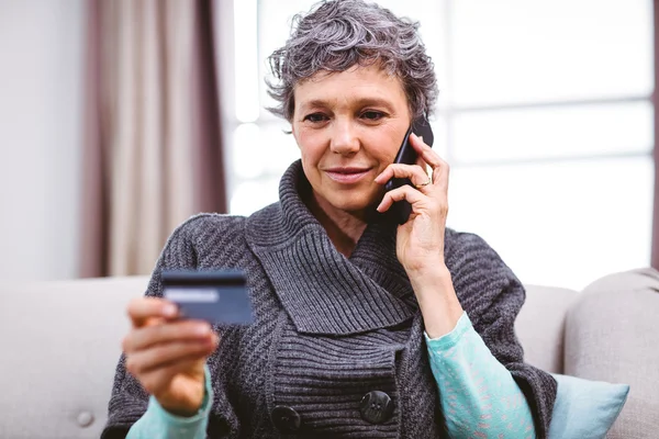 Frau mit Kreditkarte — Stockfoto