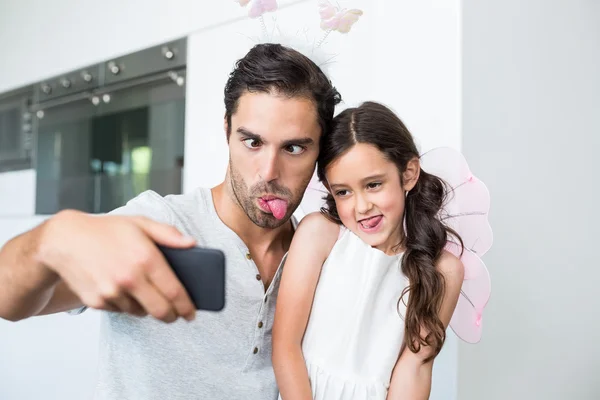 Father and daughter making faces — Stock Photo, Image