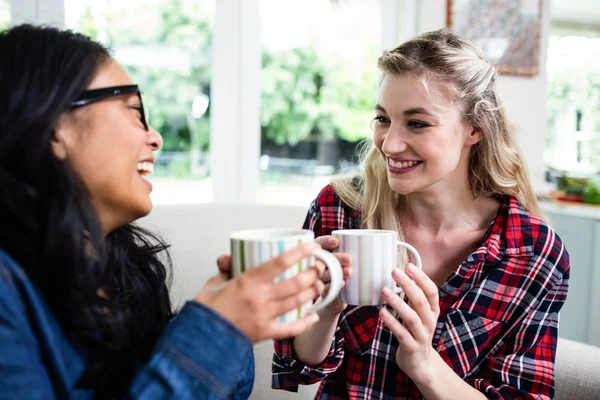 Freundinnen trinken Kaffee zu Hause — Stockfoto