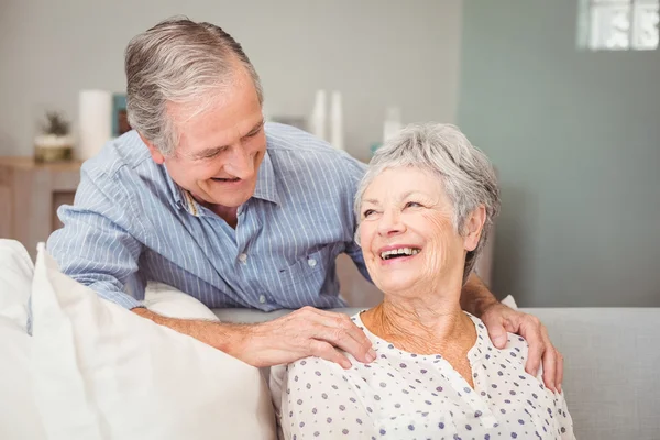 Äldre man med hustru hemma — Stockfoto