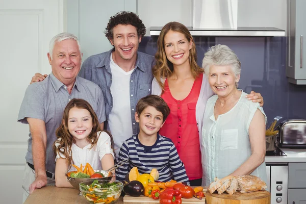 Familia feliz de pie en la cocina —  Fotos de Stock