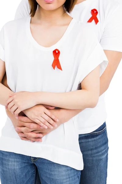 Hombre y mujer con cintas rojas — Foto de Stock