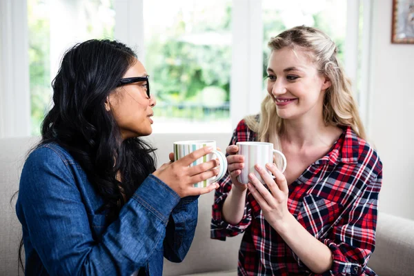 Freundinnen trinken Kaffee zu Hause — Stockfoto