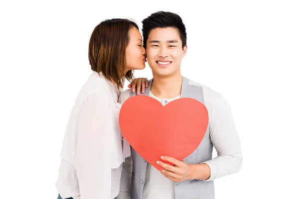 Vrouw zoenen man op wang — Stockfoto