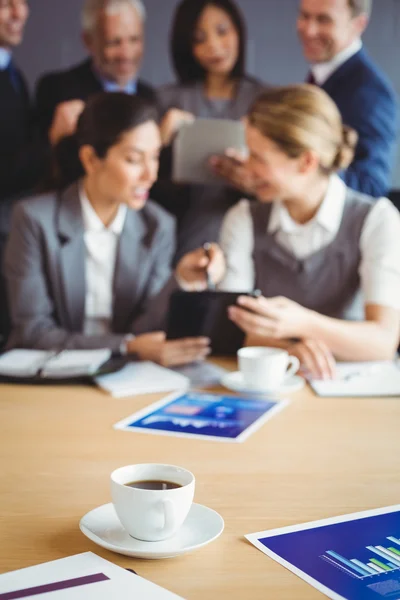 Kopp kaffe på bordet i konferensrum — Stockfoto