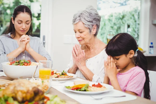 Mutter und Tochter mit Oma beten — Stockfoto