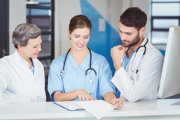 Doctors team working at computer desk — Stock Photo, Image