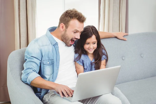 Vader en dochter met laptop — Stockfoto