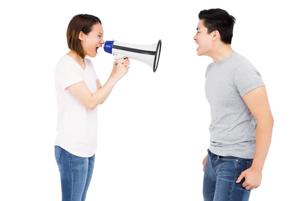 Mujer enojada gritándole al hombre — Foto de Stock