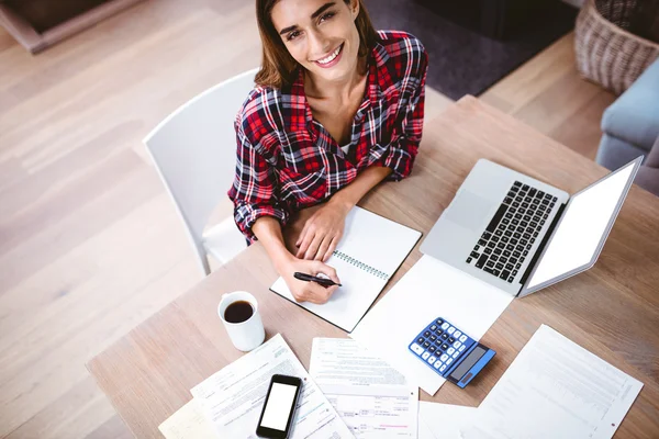 Vrouw die schrijft in een notitieblok — Stockfoto