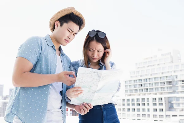 Coppia guardando la mappa per la direzione — Foto Stock