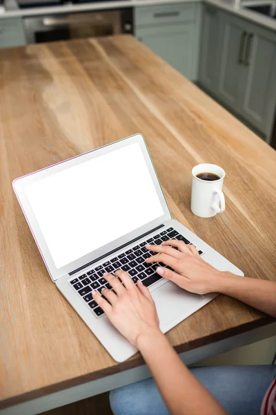 Mulher usando laptop na mesa — Fotografia de Stock