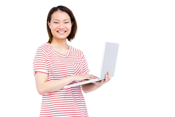 Dizüstü bilgisayar kullanan gülümseyen kadın — Stok fotoğraf