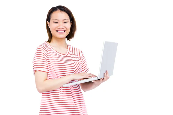 Donna sorridente utilizzando il computer portatile — Foto Stock