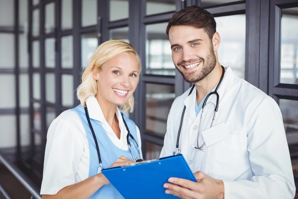 Lékaři drží schránky — Stock fotografie