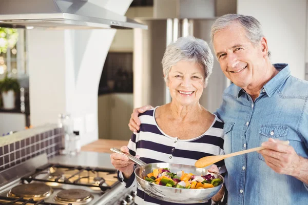 Retrato de casal de idosos felizes com panela de cozinhar — Fotografia de Stock