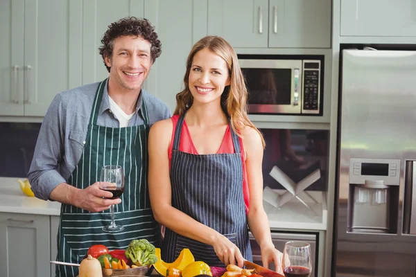 Pareja de pie en cocina —  Fotos de Stock