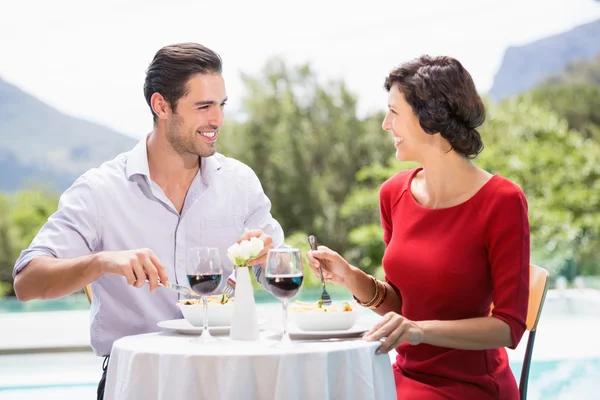 Pareja teniendo comida — Foto de Stock