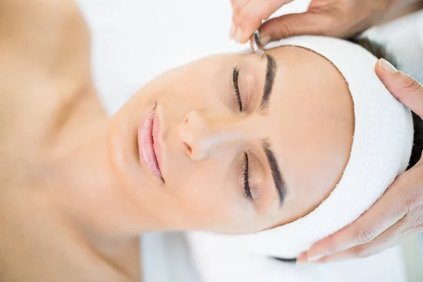 Mujer recibiendo masaje facial —  Fotos de Stock