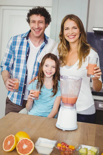 Familj med fruktjuice — Stockfoto