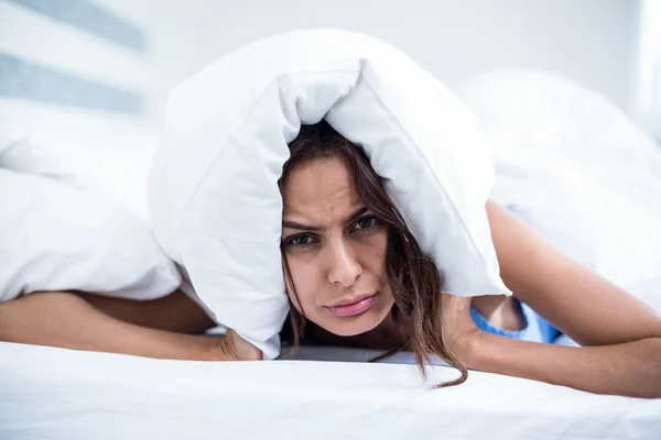 Mulher irritada deitada na cama — Fotografia de Stock