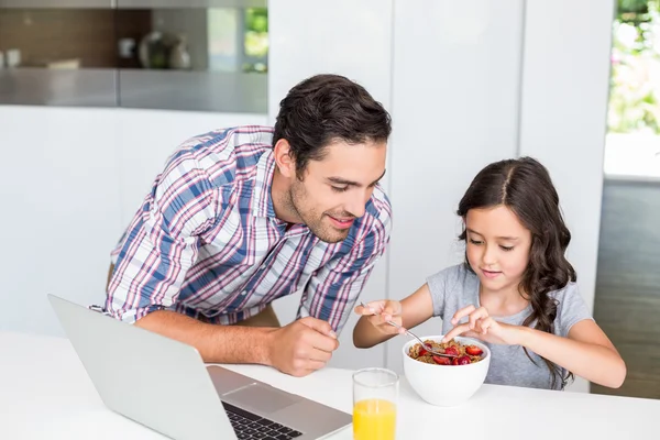 Far och dotter på frukostbordet — Stockfoto