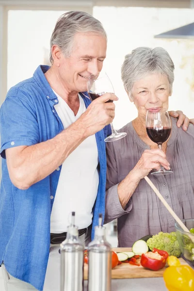 赤ワインを飲む幸せな先輩カップル — ストック写真