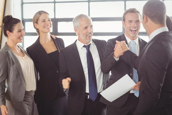 Equipe de empresários com certificado — Fotografia de Stock