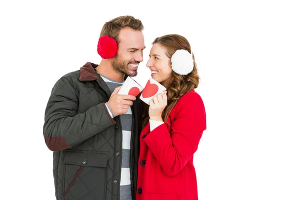 Casal segurando canecas de café — Fotografia de Stock