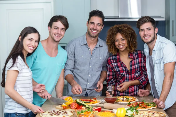 Amici che preparano la pizza a casa — Foto Stock