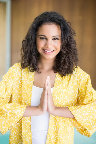 Jeune femme pratiquant le yoga — Photo