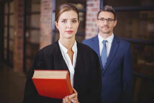 Vrouwelijke advocaat met zakenman in kantoor — Stockfoto