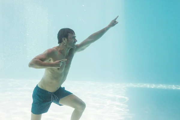 Hombre haciendo gestos mientras está bajo el agua —  Fotos de Stock