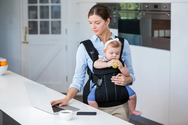 Kvinde bærer baby pige - Stock-foto