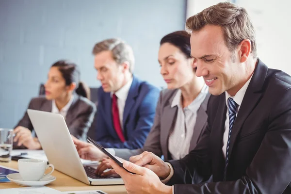 Empresarios en sala de conferencias — Foto de Stock