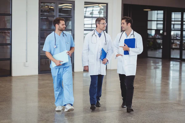 Lékaři diskutovat v nemocnici — Stock fotografie