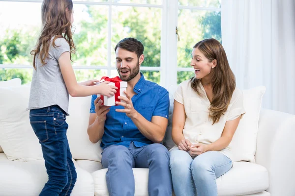 Hombre sorprendido con regalo de hija — Foto de Stock