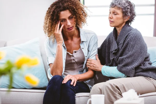 Madre confortante figlia triste — Foto Stock