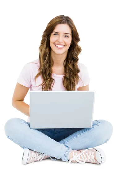 Mujer usando portátil — Foto de Stock