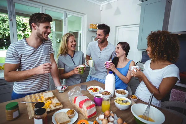 Amigos segurando bebidas — Fotografia de Stock