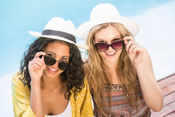 Jonge vrouwen dragen van een zonnebril plezier bij zwembad — Stockfoto