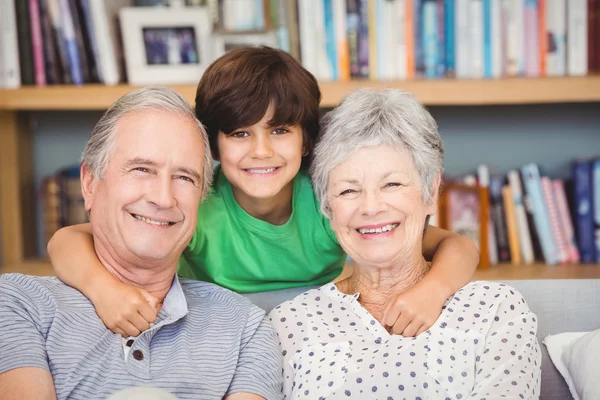 Kleinzoon met grootouders thuis — Stockfoto