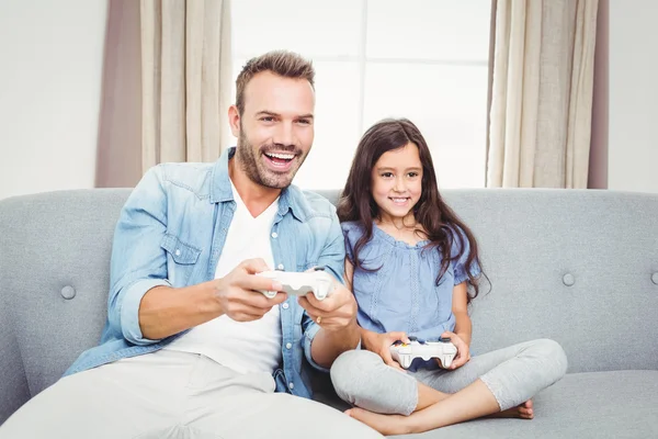 Padre jugando videojuego con su hija — Foto de Stock
