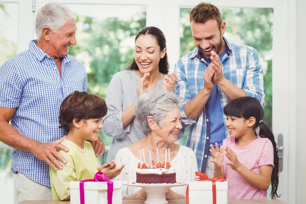 Семья с бабушкой и дедушкой на дне рождения — стоковое фото
