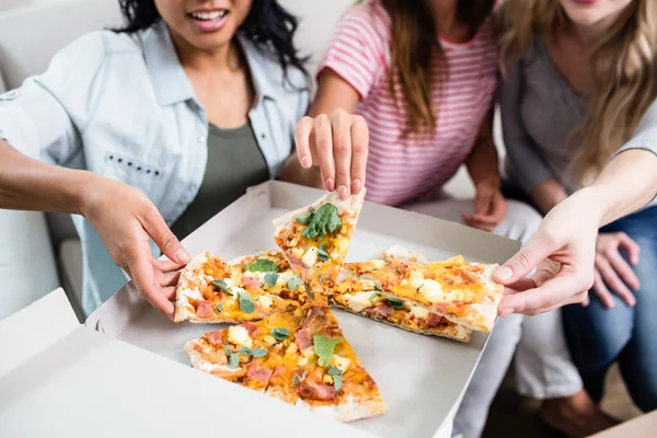 Vriendinnen pizza eten — Stockfoto