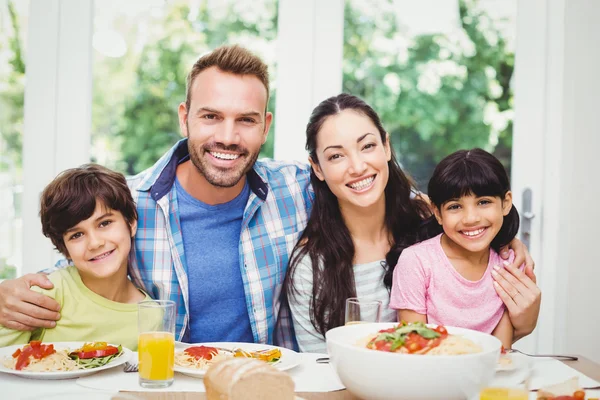 Fröhliche Eltern und Kinder — Stockfoto