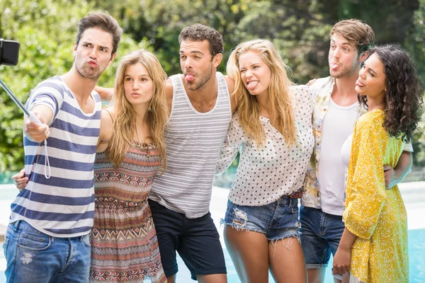Grupo de amigos tirando uma selfie perto da piscina — Fotografia de Stock